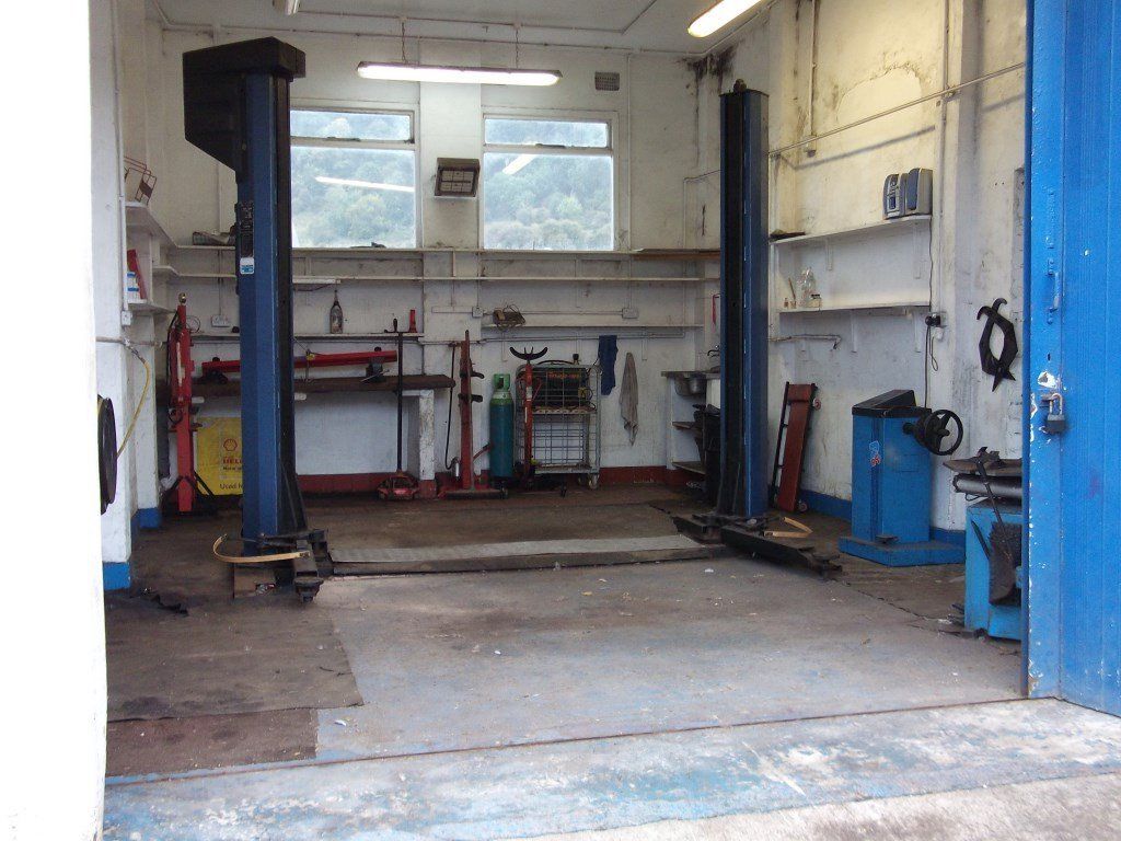 Fully Equipped Workshop Service Bay On Busy Main Road Burntisland
