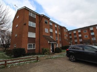 TOP FLOOR 1 BEDROOM APARTMENT – just been refurbished