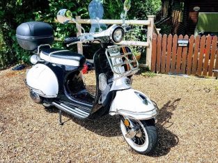 Retro style 125cc scooter black &white with Orange stripes, Mint condition