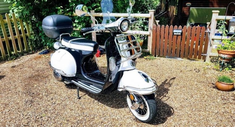 Retro style 125cc scooter black &white with Orange stripes, Mint condition