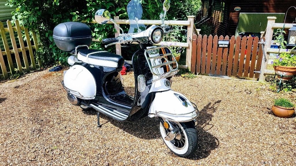 Retro style 125cc scooter black &white with Orange stripes, Mint condition