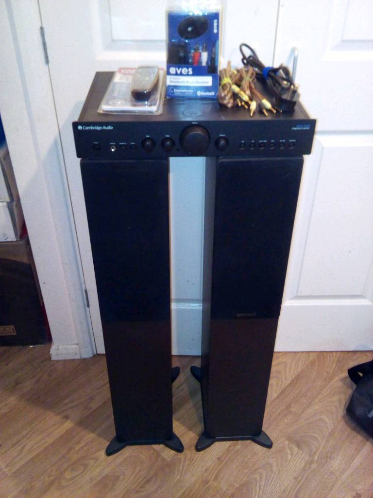 Brilliant Cambridge Audio amplifier with speakers