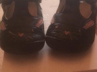 Excellent Condition Clarke’s navy leather shoes toddler size 3.5