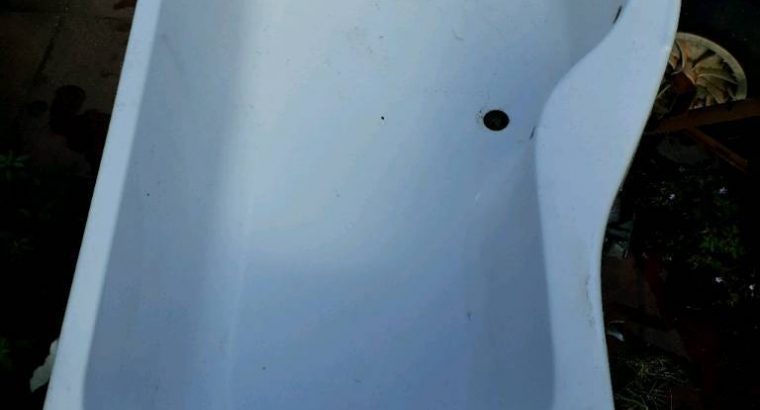 £82 corner bath tub ONO