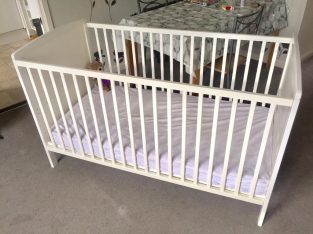BARGAIN – BEAUTIFUL white Kiddicare COT / BED mattress in GREAT condition