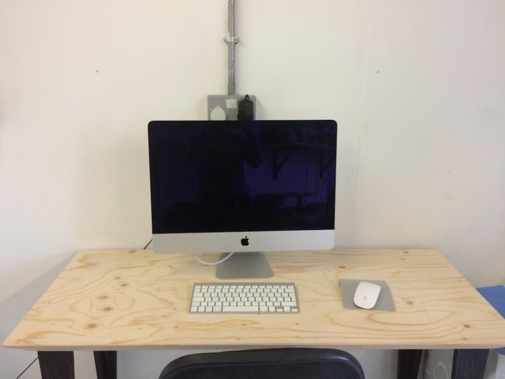 Available Desk in a light and friendly studio – ideal for a professional