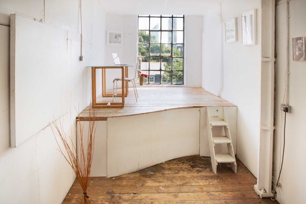 3 Desk spaces availble in bright and friendly creative studio
