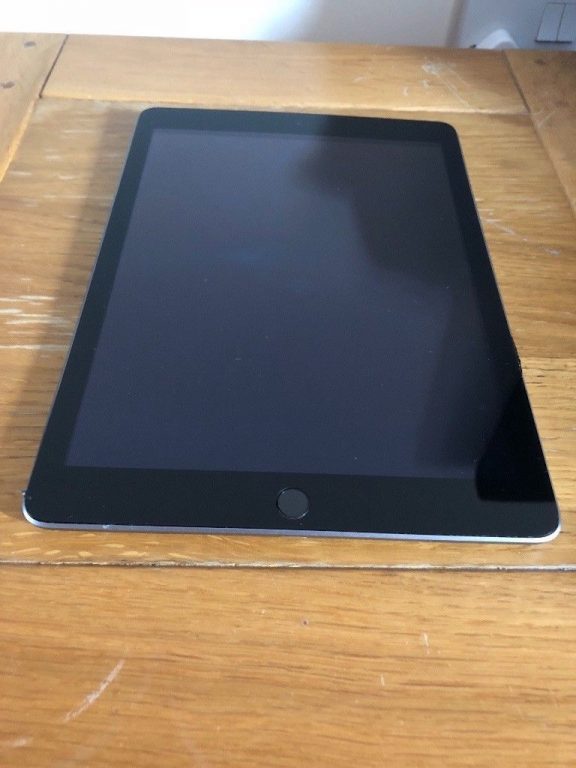Very good condition iPad 9.7 32gb WIFI+Cellular