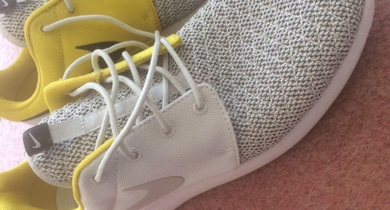 Brand new Nike Roshe mens size 9 in Rare gold colour