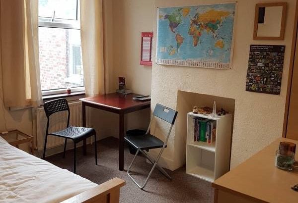 Spacious Double Room in our Friendly Flatshare close to Tube available for Holiday Rental