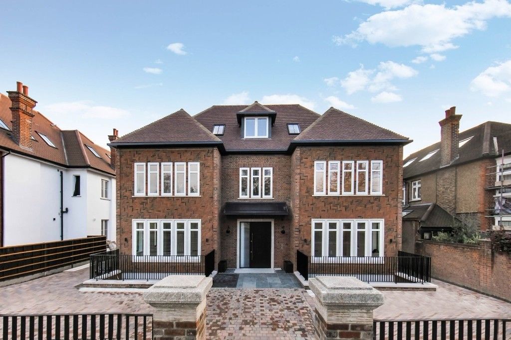 MODERN FIVE BEDROOM FLAT ON ELM AVENUE CLOSE TO EALING COMMON STATION
