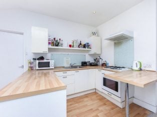 First Floor Edwardian Maisonette In Close Proximity To Streatham Common BR Station