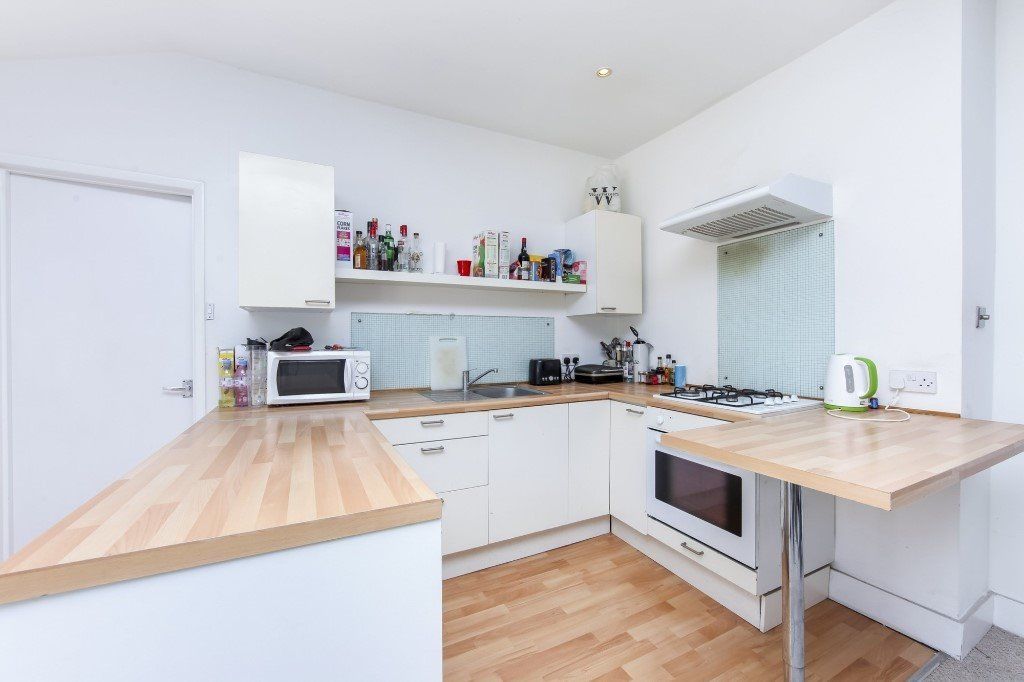 First Floor Edwardian Maisonette In Close Proximity To Streatham Common BR Station