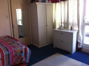 TRIPLE ROOM WITH OWN PRIVATE BALCONY IN A CLEAN QUIET HOUSE IN A SAFE AREA AT CENTRAL LOCATION
