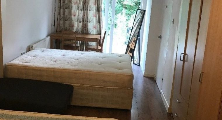 Double Room in East Acton