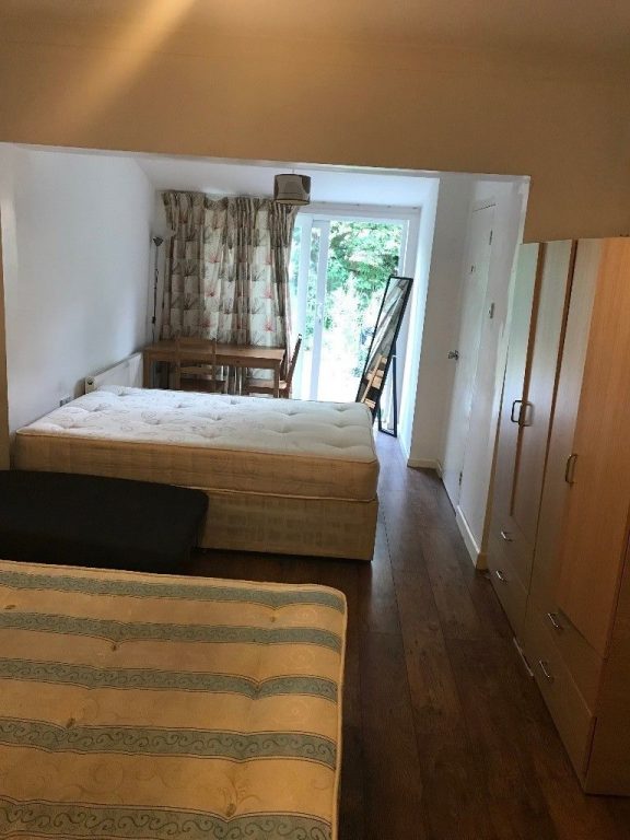 Double Room in East Acton