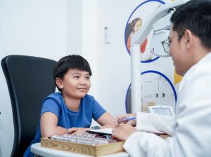 mua mat kinh chinh hang o dau huong dan chon noi uy tin